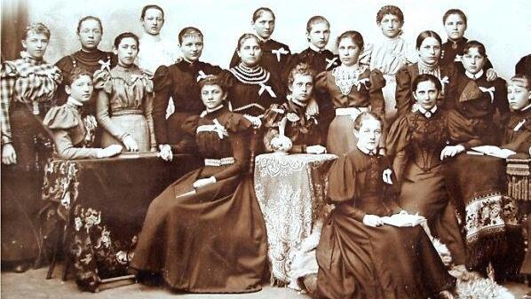 : Der stolze Abschlussjahrgang aus dem Jahr 1897. Die auswärtigen Schülerinnen hatten im Internat der Schwestern gewohnt, das 2011 geschlossen wurde.