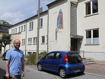 Der Geograf Francois Stenger macht sich stark dafür, dass das Mosaik von Alfred Heller nicht mit der ehemaligen Caritas-Altenpflegeschule in der Bamberger Schützenstraße fällt. Foto: Barbara Herbst
