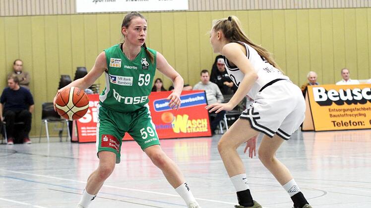 Julia F&ouml;rner (l.) war mit 14 Punkten beste Werferin im Trikot der DJK Brose Bamberg. Hier versucht die W&uuml;rzburgerin Paulina Werner sie beim Spielaufbau zu st&ouml;ren. Foto: Sebastian Gut