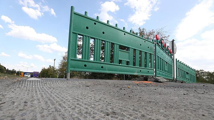 Vier Zentimeter der Asphaltdeckschicht haben die Bauarbeiter bereits abgefräst. Foto: Marian Hamacher