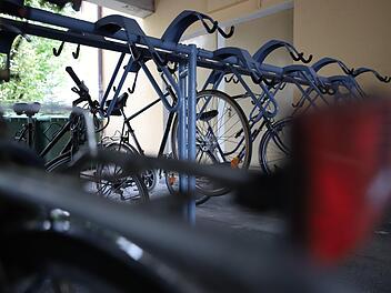 Der Stadtrat sprach über Parkraum für Autos und im gleichen Atemzug über Stellplätze für Fahrräder. Wer soll diese schaffen? Foto: Marian Hamacher