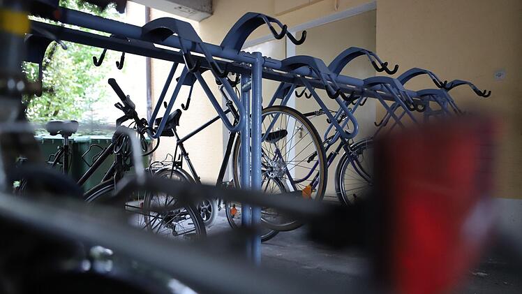 Der Stadtrat sprach über Parkraum für Autos und im gleichen Atemzug über Stellplätze für Fahrräder. Wer soll diese schaffen? Foto: Marian Hamacher