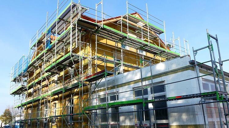 Für die Erneuerung der Fassade ist das ehemalige Bahnhofsgebäude derzeit rundum eingerüstet. Dieter Hübner