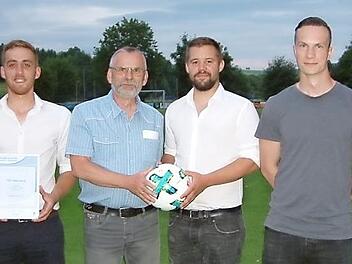 Der TSV Steinberg feierte den sofortigen Wiederaufstieg der Fußballelf in die Kreisliga. Unser Bild zeigt (von links) 2. Bürgermeister Gerhard Eidelloth, 2. Vorsitzenden Kevin Lang, BFV-Kreisspielleiter Egon Grünbeck, Spielführer Sebastian Scherbel, Trainer Pascal Zeiß und Vorsitzenden Christian Engelhardt.  Foto: Hans Franz