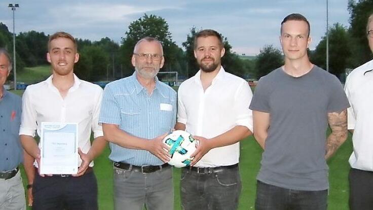 Der TSV Steinberg feierte den sofortigen Wiederaufstieg der Fußballelf in die Kreisliga. Unser Bild zeigt (von links) 2. Bürgermeister Gerhard Eidelloth, 2. Vorsitzenden Kevin Lang, BFV-Kreisspielleiter Egon Grünbeck, Spielführer Sebastian Scherbel, Trainer Pascal Zeiß und Vorsitzenden Christian Engelhardt.  Foto: Hans Franz