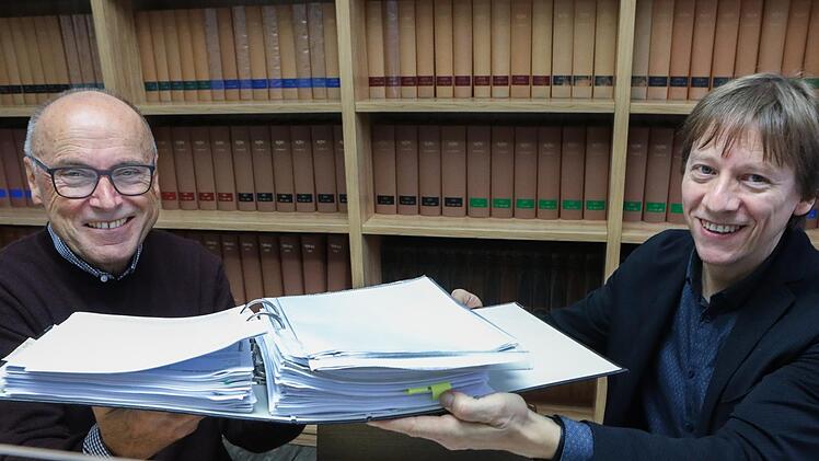Gewichtige Dokumente im doppelten Sinne präsentieren Joachim Haas (links) und Robert Hübschmann.Barbara Herbst
