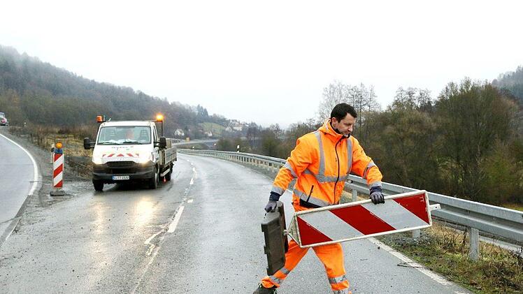 Die Absperrung wird weggeräumt, gleich ist die Umgehung freigegeben.  Foto: Monika Limmer