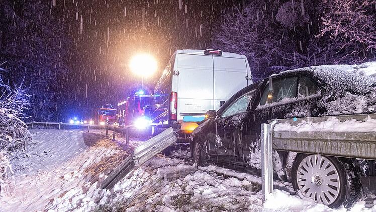 Schneechaos in Franken: Rutschender Transporter klemmt Autofahrer zwischen Fahrzeug und Leitplanke ein