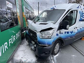 Verkehrsbehinderung in Nürnberg: Transporter stößt mit Straßenbahn zusammen