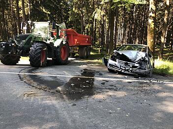 Unfall bei Wei&szlig;dorf: Traktor nimmt Auto die Vorfahrt