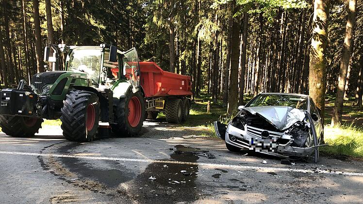 Unfall bei Wei&szlig;dorf: Traktor nimmt Auto die Vorfahrt