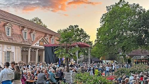 Die Dreimannband sorgte mit Hits und guter Laune für ausgelassene Stimmung im Kurpark.