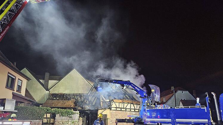 Feuer neben Kreuzwertheimer Wahrzeichen - mehrere Wehren gefordert