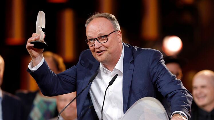 F&uuml;r die "heute-show" erhielt Oliver Welke zahlreiche Auszeichnungen, unter anderem den Deutschen Comedypreis.