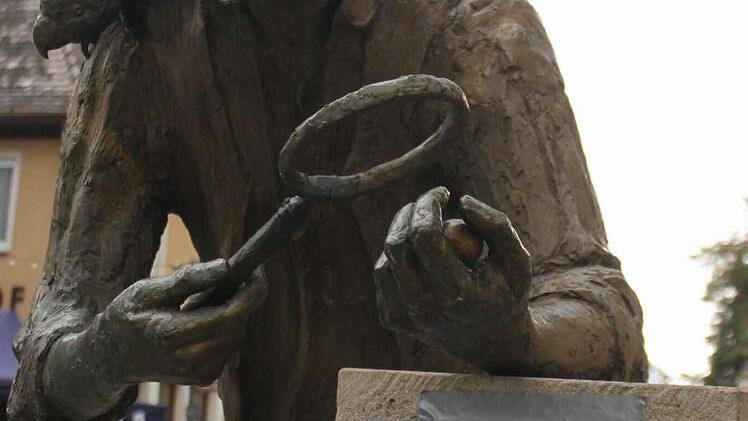 Ritter von Spix zeigt den Weg zum Klo. Foto: Michael Schulbert