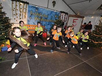 Eine Spitzen-Tanzvorführung boten die Tanzgruppen von Janette Mager am fünften Adventskalendertag.  Foto: RK