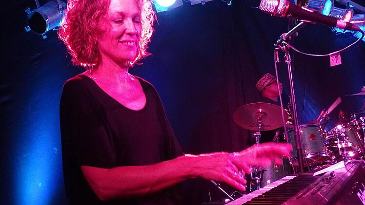 Die einzige Frau auf der Bühne in Schmölz - Keyboarderin Nina T. Davis von Eb Davis' Superband