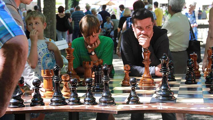 Im Kurpark knobelten Familien über historischen Spielen. Foto: Carmen Schmitt
