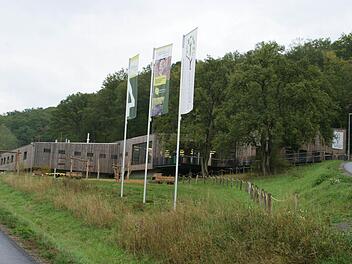 Nicht nur mit den Inhalten, die dort vermittelt werden, auch mit seiner Architektur und der Lage direkt am Wald setzt das Steigerwald-Zentrum in Handthal Akzente. Das Haus ist durch und durch nachhaltig konzipiert und bis ins letzte Detail durchdacht.  Fotos: sw