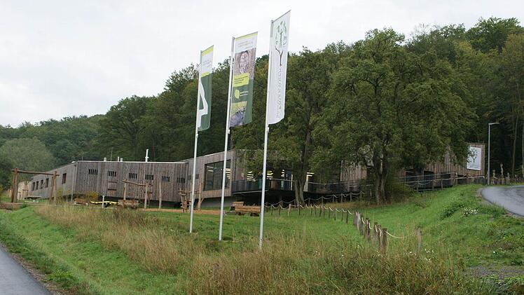 Nicht nur mit den Inhalten, die dort vermittelt werden, auch mit seiner Architektur und der Lage direkt am Wald setzt das Steigerwald-Zentrum in Handthal Akzente. Das Haus ist durch und durch nachhaltig konzipiert und bis ins letzte Detail durchdacht.  Fotos: sw