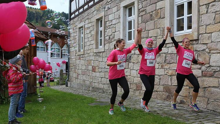 Am Zieleinlauf im Siebener Park werden die Teilnehmer mit Seifenblasen und Applaus empfangen. Foto: Barbara Herbst
