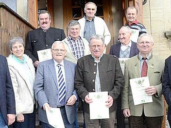 Ehrungen gab es beim VlF Kronach für 40-, 50- und 60-jährige Treue. Mit im Bild, vorne, von links, Gerd Zehnter, Bernadette Schilling (Vorstände) und Geschäftsführer Guido Winter (rechts).  Foto: Karl-Heinz Hofmann