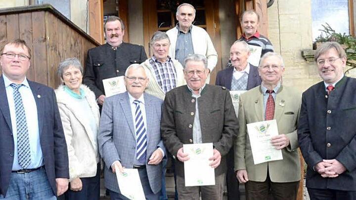 Ehrungen gab es beim VlF Kronach für 40-, 50- und 60-jährige Treue. Mit im Bild, vorne, von links, Gerd Zehnter, Bernadette Schilling (Vorstände) und Geschäftsführer Guido Winter (rechts).  Foto: Karl-Heinz Hofmann