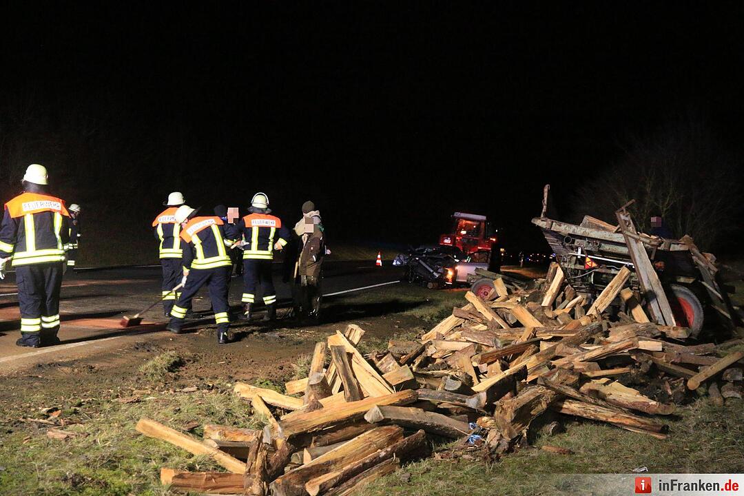 Unfall mit Holztraktor auf B279 bei Reckendorf
