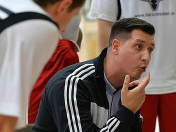 Sowohl bei Longhorns-Coach Mario Dugandzic (in Schwarz) als auch bei Shorthorns-Trainer Markus Schönmüller (nicht im Bils) entscheidet sich erst in der laufenden Sommerpause, ob sie auch in der kommenden Saison im Amt bleiben.  Foto: Picturedreams