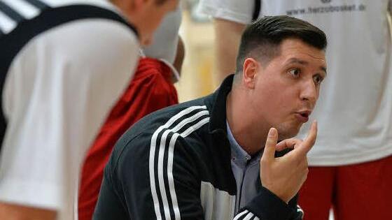 Sowohl bei Longhorns-Coach Mario Dugandzic (in Schwarz) als auch bei Shorthorns-Trainer Markus Schönmüller (nicht im Bils) entscheidet sich erst in der laufenden Sommerpause, ob sie auch in der kommenden Saison im Amt bleiben.  Foto: Picturedreams