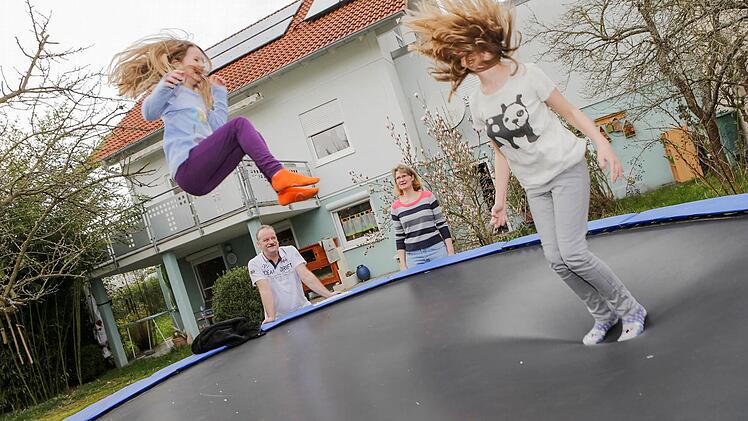 Ute und Clemens Raab haben ihren Töchtern Annika und Isabel ein Kinderparadies geschaffen.  Fotos: Matthias Hoch