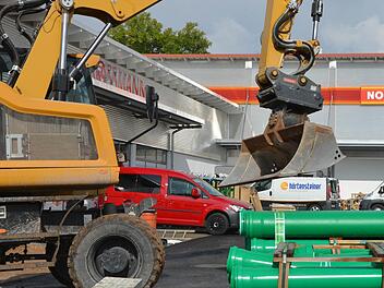 Links Rossmann, im Hintergrund Norma: Die ersten M&auml;rkte in den Klingenwiesen an der Erlanger Stra&szlig;e &ouml;ffnen in wenigen Tagen.  Fotos: Bernhard Panzer