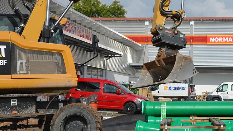 Links Rossmann, im Hintergrund Norma: Die ersten Märkte in den Klingenwiesen an der Erlanger Straße öffnen in wenigen Tagen.  Fotos: Bernhard Panzer