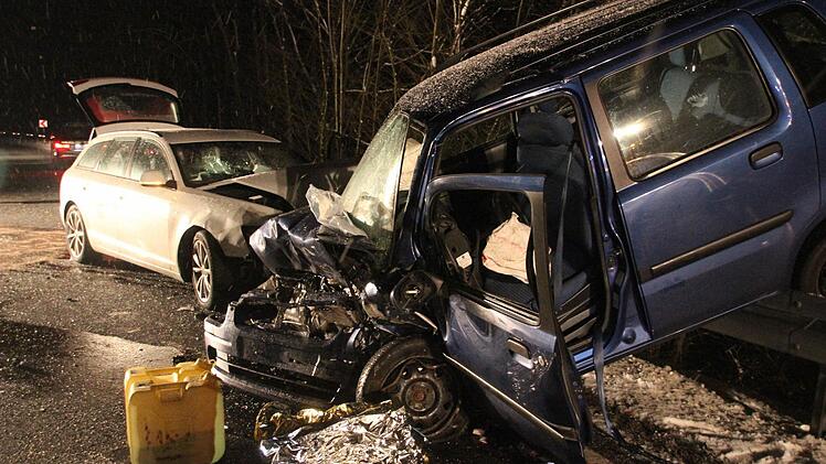 Ein schwerer Verkehrsunfall am Schindberg forderte im Januar ein Todesopfer. Eine Person wurde schwer, eine weitere leicht verletzt. Der Schindberg erwies sich einmal mehr als äußerst tückisch. Drei Fahrzeuge waren in den Unfall verwickelt, der sich bei einem Überholvorgang auf der dreispurigen Straße ereignet hat. Schlimme Folgen hatte dieser Verkehrsunfall im Januar. Foto: H. Beudert
