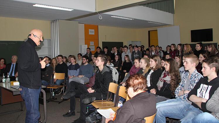 Thomas Lukow spricht vor Schülern des Franz-Miltenberger-Gymnasiums Bad Brückenau. Foto: Ulrike Müller