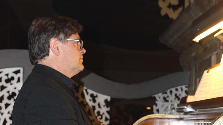 Roland Schöps wirkte an der Orgel und am Klavier beim weihnachtlichen Singen des Volkschores mit. Michael Wunder