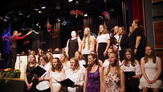 Big Band sowie Mittel- und  Oberstufenchor gemeinsam Foto: Heike Sch&uuml;lein