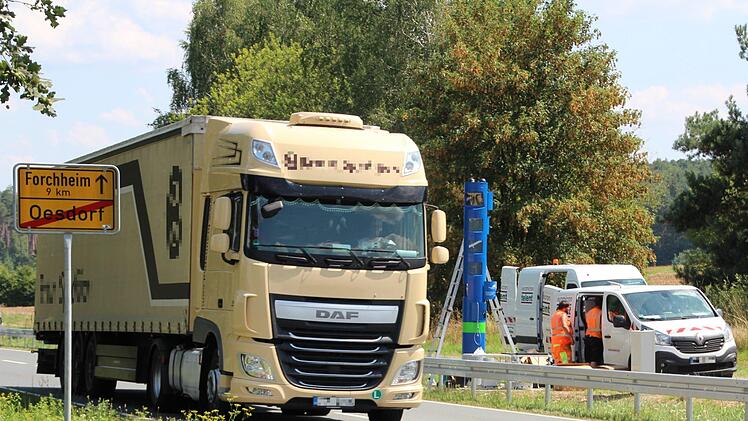 Beim Vorbeifahren eines Fahrzeuges kontrollieren die S&auml;ulen, ob dieses mautpflichtig ist. Foto: Ronald Heck