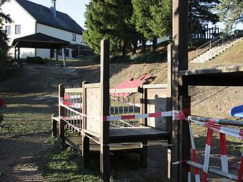 Bis auf den Sandkasten und den Kletterturm sind die Spielgeräte am Kindergarten Marktleugast marode.Klaus Klaschka