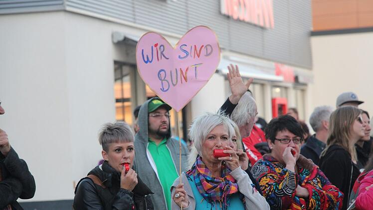 Rund 400 Menschen demonstrierten gestern vor der Fortuna Kulturfabrik in Höchstadt  während eines Wahlkampfauftritts der AfD-Politikerin Alice Weidel. Foto: Christian Bauriedel