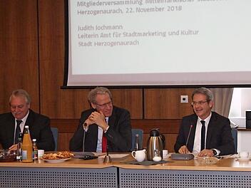Der mittelfränkische Städteverein tagte im Rathaus, von links: Schatzmeister Horst Erny, Bürgermeister German Hacker und der Vorsitzende Robert Ilg.  Foto: Richard Sänger