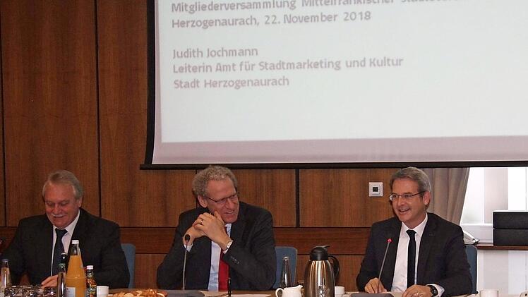 Der mittelfränkische Städteverein tagte im Rathaus, von links: Schatzmeister Horst Erny, Bürgermeister German Hacker und der Vorsitzende Robert Ilg.  Foto: Richard Sänger