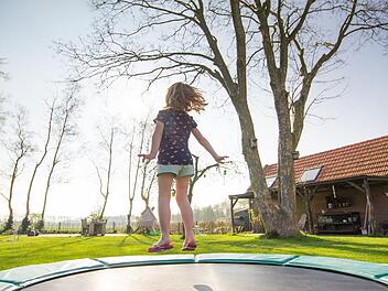 Trampolin-Springen ist besonders für Kinder ein großer Spaß. Stiftung Warentest hat 10 Modelle bewertet.
