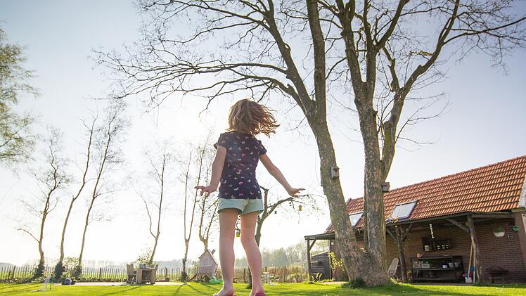 Trampolin-Springen ist besonders für Kinder ein großer Spaß. Stiftung Warentest hat 10 Modelle bewertet.