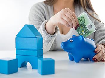 Einige Bankkunden müssen mittlerweile schon bei einem relativ niedrigen Kontostand Negativzinsen zahlen. Diese werden teilweise schon ab 25.000 Euro erhoben.