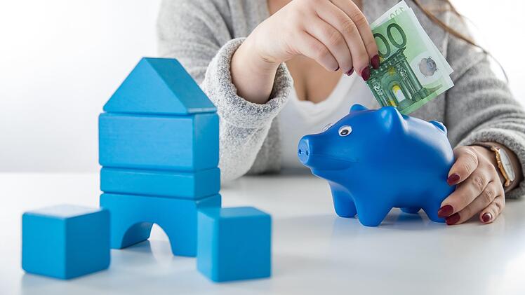 Einige Bankkunden müssen mittlerweile schon bei einem relativ niedrigen Kontostand Negativzinsen zahlen. Diese werden teilweise schon ab 25.000 Euro erhoben.
