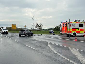 Unfall im Kreis Kulmbach: Autofahrerin &uuml;bersieht Gegenverkehr &ndash; zwei Verletzte