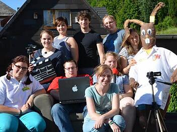 Das Leitungs- und Vorbereitungsteam der Katholischen Jugend Wallenfels mit dem Maskottchen, einem Hasen. Denise Schlee (3. v. l.) erklärte, worum es den jungen Leuten bei dem Gottesdienst geht. Foto: Susanne Deuerling