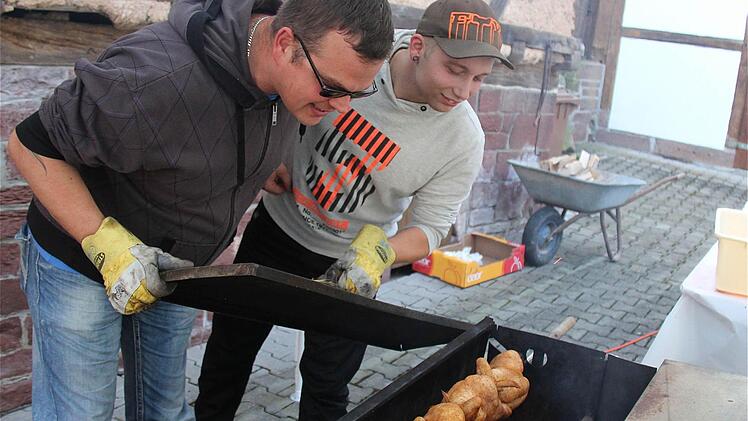 Helfer versorgten die Gäste der Genussbrennerei Lutz mit frischen Hähnchen vom Grill.