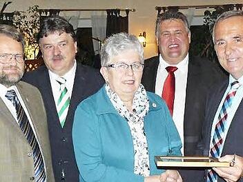 Liselotte Schieber bekam von Kreisvorsitzendem Günter Reif die Goldene Ehrennadel des Landesverbandes überreicht. Mit im Bild (von links) Kreisfachberater Friedhelm Haun, Landrat Klaus Peter Söllner und Himmelkrons Bürgermeister Gerhard Schneider. Foto: Klaus-Peter Wulf